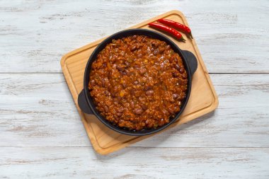 Meksika biber. Chili con carne tavada Beyaz ahşap zemin üzerinde. 
