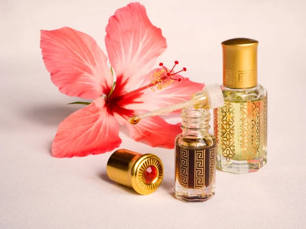 Perfume de oud attar árabe en mini botellas . — Foto de Stock