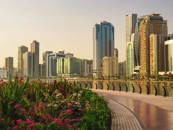 Paisaje urbano de mañana con sol en Sharjah. EAU . — Foto de Stock