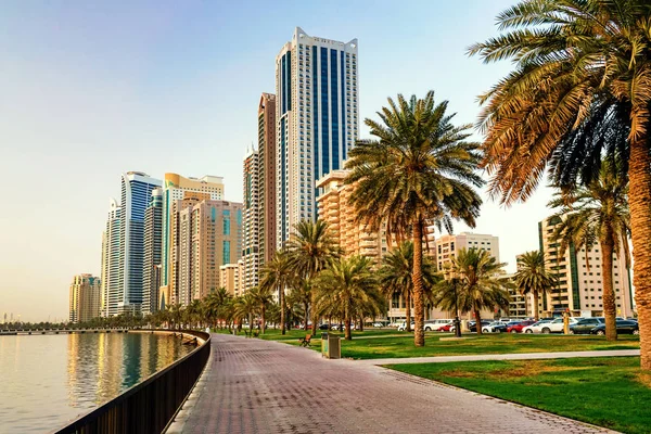 Paesaggio urbano mattutino con sole a Sharjah. EAU . — Foto Stock