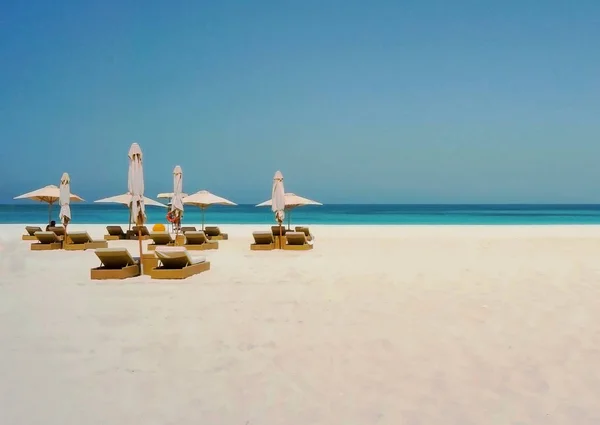 Wunderschöner Strand mit Sonnenschirm am Ufer des arabischen Golfs. dubai — Stockfoto
