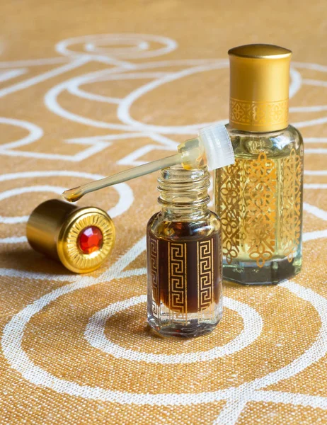 Attar árabe en una mini botella. perfume concentrado de aceite de oud . — Foto de Stock