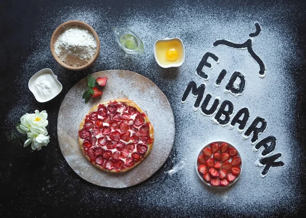 Eid Mubarak - iszlám ünnep szívesen kifejezés "happy holiday", köszöntés fenntartva. Arab sütés háttér. — Stock Fotó