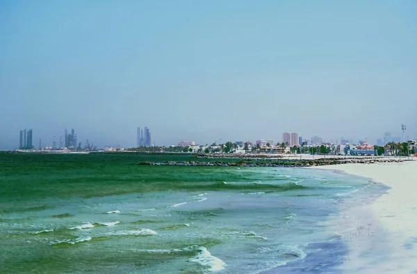 Берег Аравийского залива. Эмират Аджман. Красивый морской пейзаж с волнами и белым песком . — стоковое фото
