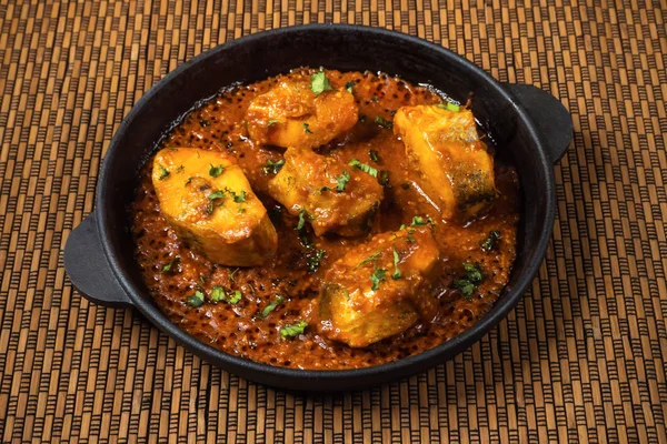 Vista dall'alto del piccante e caldo curry di pesce bengalese. Cibo indiano. Pesce al curry con peperoncino rosso, foglia di curry, latte di cocco. Cucina asiatica . — Foto Stock