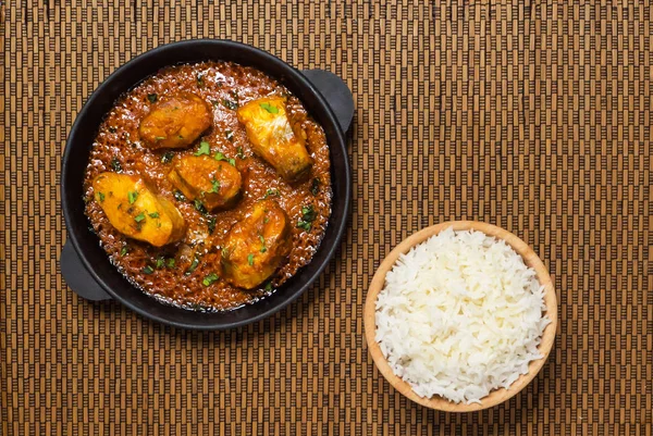 Gustosi piatti bengalesi con riso basmati e curry di pesce del Kerala . — Foto Stock