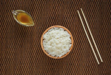 Beyaz basmati pirinç ve chopsticks bambu peçete üzerinde.