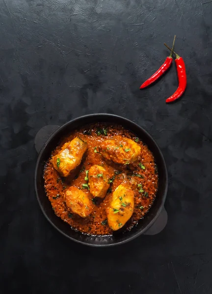 Vista dall'alto del piccante e caldo curry di pesce bengalese. Cibo indiano. Pesce al curry con peperoncino rosso, foglia di curry, latte di cocco. Cucina asiatica . — Foto Stock