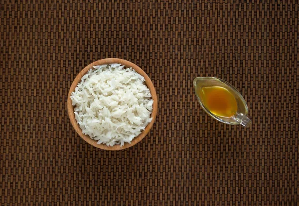 Arroz basmati blanco y aceite de ghee en servilleta de bambú . —  Fotos de Stock