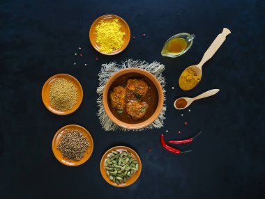 Kerala balık köri ve siyah Hint baharat ayarla.