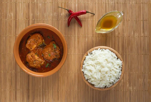 Kerala Fish Curry. Vista dall'alto del re piccante e caldo pesce al curry con foglia di curry verde Kerala India . — Foto Stock