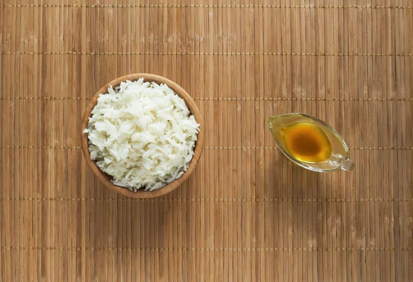 Arroz blanco y aceite de ghee en servilleta de bambú . —  Fotos de Stock