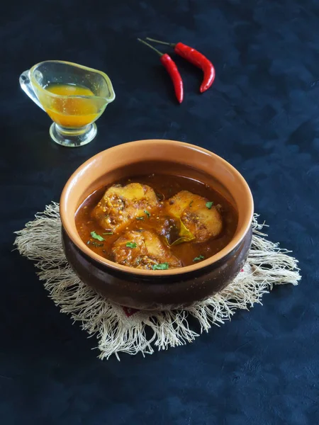 Kerala Fish Curry. Piatto tradizionale di pesce indiano con latte di cocco e peperoncino . — Foto Stock