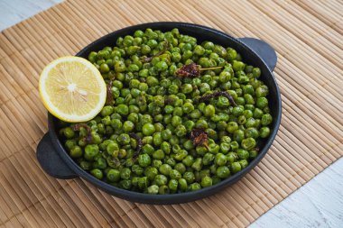 Yeşil bezelye biber ile. Hint yemek.