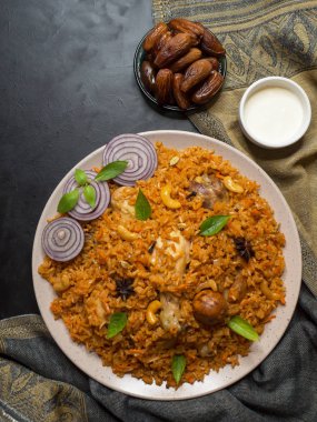 Tavuk Kabsa bir geleneksel Arap besindir.