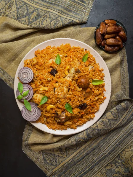 Tavuk Kabsa bir geleneksel Arap besindir.