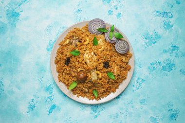 Arapça gıda Kabsa: tavuk pilav ve sebze bir plaka ile