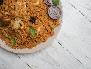 Tavuk Kabsa bir geleneksel Arap besindir.  