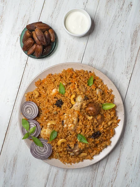 Biryani yoğurt dip ve tarihleri ile servis tavuk. 