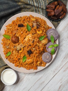 Pirinç, lezzetli baharatlı tavuk Hint yemekleri