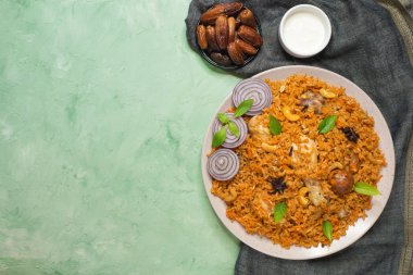 Pirinç, lezzetli baharatlı tavuk Hint yemekleri