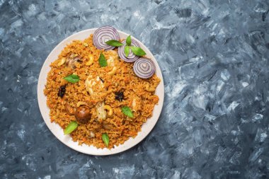 Lezzetli baharatlı tavuk Biryani, popüler Hint yemekleri.
