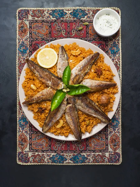 Рыба Кабса - смешанные блюда из риса, которые производятся в Йемене. Средневосточная кухня . — стоковое фото