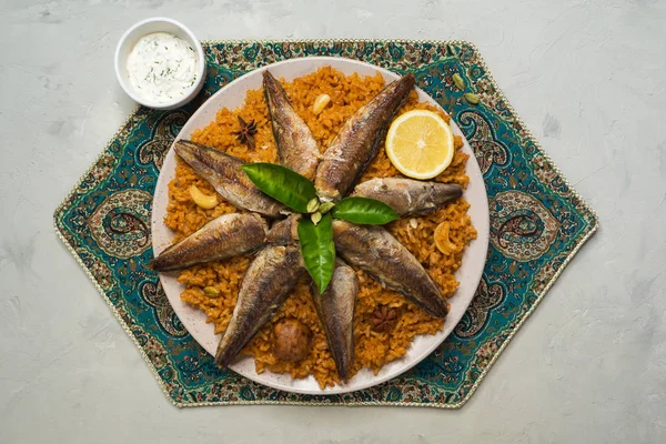 Риба Kabsa - змішані страви з рису, який виникає в Ємені — стокове фото