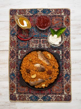 Yemen Style Siadeah - Kabsa balık. Yemen'de kaynaklanan karışık pirinç yemekleri. Orta Doğu mutfağı.