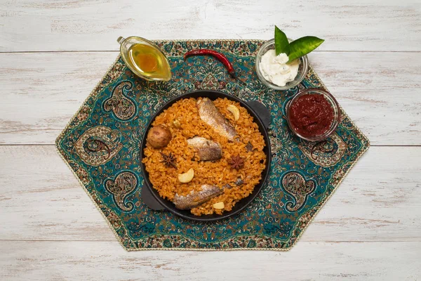 Йеменский стиль Siadeah - рыба Kabsa. Рисовые блюда, которые производятся в Йемене. Средневосточная кухня . — стоковое фото