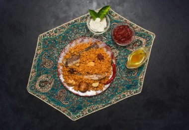 Yemen Style Siadeah - Kabsa balık. Yemen'de kaynaklanan karışık pirinç yemekleri. Orta Doğu mutfağı.
