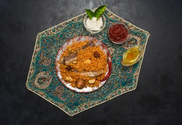 Йеменский стиль Siadeah - рыба Kabsa. Рисовые блюда, которые производятся в Йемене. Средневосточная кухня . — стоковое фото