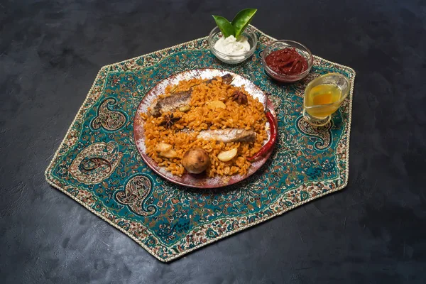 Йеменский стиль Siadeah - рыба Kabsa. Рисовые блюда, которые производятся в Йемене. Средневосточная кухня . — стоковое фото