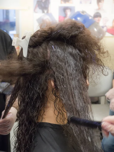 El procedimiento de alisado del cabello. De cerca. . — Foto de Stock