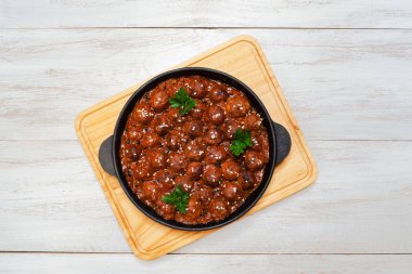 Susam ile ihale sırlı köfte. Üstten görünüm. 