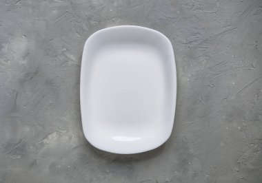 Oval beyaz plaka gri arka plan üzerinde.