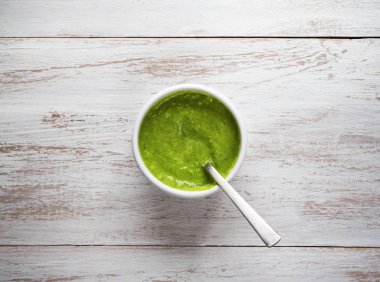 Beyaz ahşap bir masa guacamole sosu.