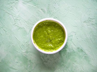 Guacamole sos yeşil bir tablo. Üstten görünüm