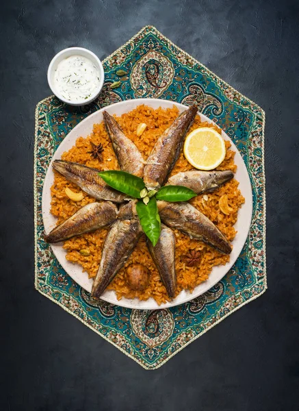 Рыба с рисовым гарниром. Арабская рыба . — стоковое фото