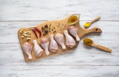 Tavuk budu pişirme önce ahşap oyun tahtası.