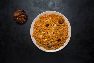 Tarihleri ile tavuk Kabsa. Arapça çanak. Üstten görünüm.