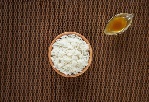 Arroz blanco en un tazón de madera. Vista superior . —  Fotos de Stock