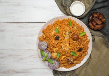 Tarihleri ile tavuk Kabsa. Arapça çanak. Üstten görünüm.