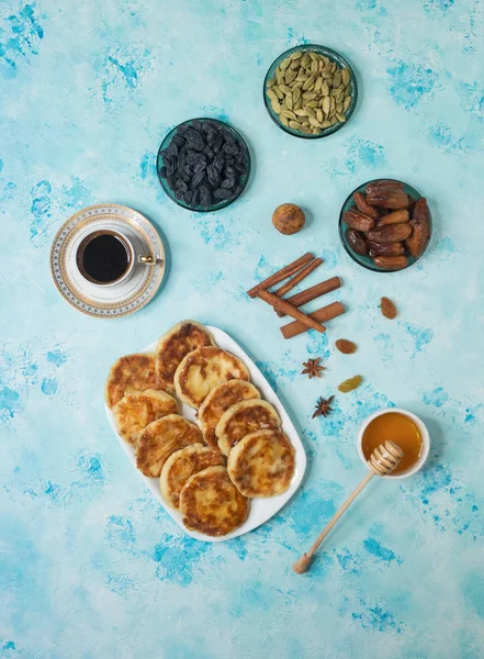 Ontbijt met pannenkoeken, datums en koffie. — Stockfoto