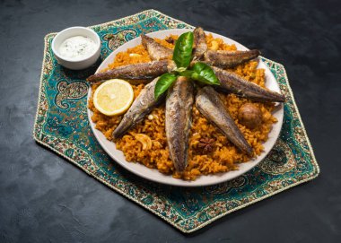 Balık Biryani. Suudi Arabistanlı balık Kabsa. Üstten görünüm.