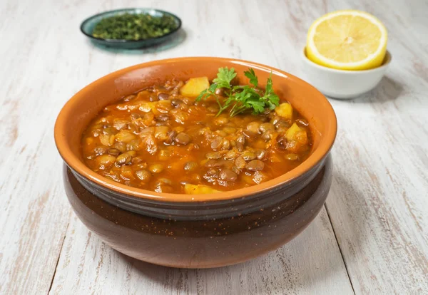 Sopa de lentilha vegana. Sopa de lentilha rica deliciosa . — Fotografia de Stock