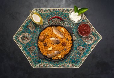 Balık Biryani. Suudi Arabistanlı balık Kabsa. Üstten görünüm.