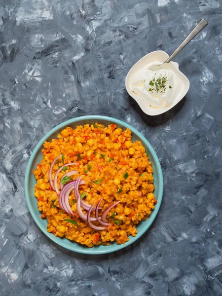 Nohut ve domates ile Türk bulgur pilavı.