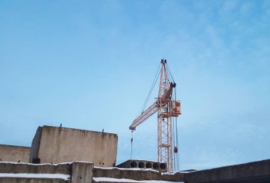 Mavi gökyüzü arka planında inşaat vinci.