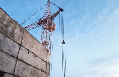 Mavi gökyüzü arka planında inşaat vinci.